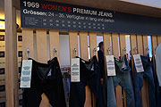 im GAP Pop-Up Store z.B.  Jeans in diversen Styles und Größen (©Foto. Martin Schmitz)